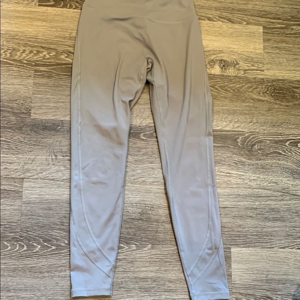 Alphalete Pulse Surge leggings in silver sky colour